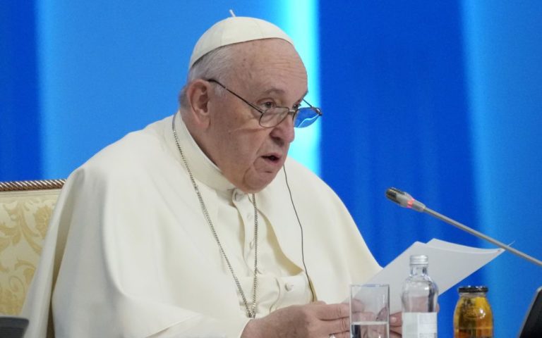 “З українцями в серці”: Папа Римський закликав святкувати Різдво скромно, а заощаджене – передати Україні