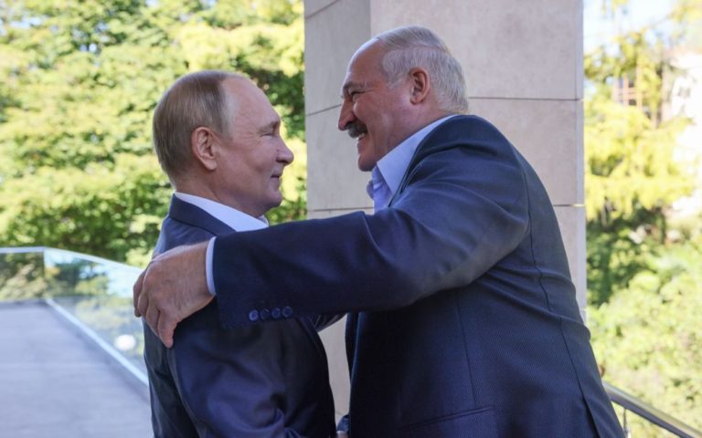 Хоче, але не наважується: чому Лукашенко не дає наказ на вторгнення до України