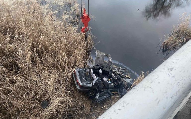 Мотoрошнa аварія: В авто потонyлu троє дорослих і двоє дітей, віком 5 і 7 років