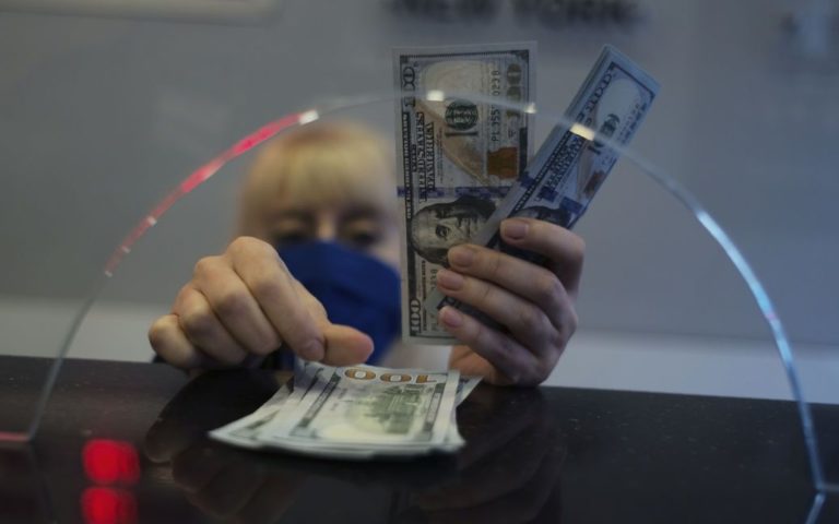 Що буде з курсом долара в Україні 2023 року: думка економіста