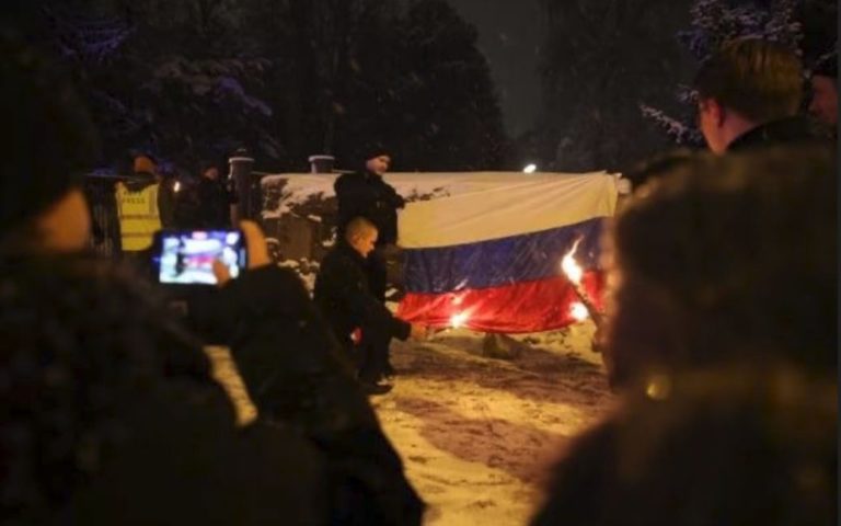 Росія істерично вимагає покарати фінів, які на святі незалежності спалили “триколор”