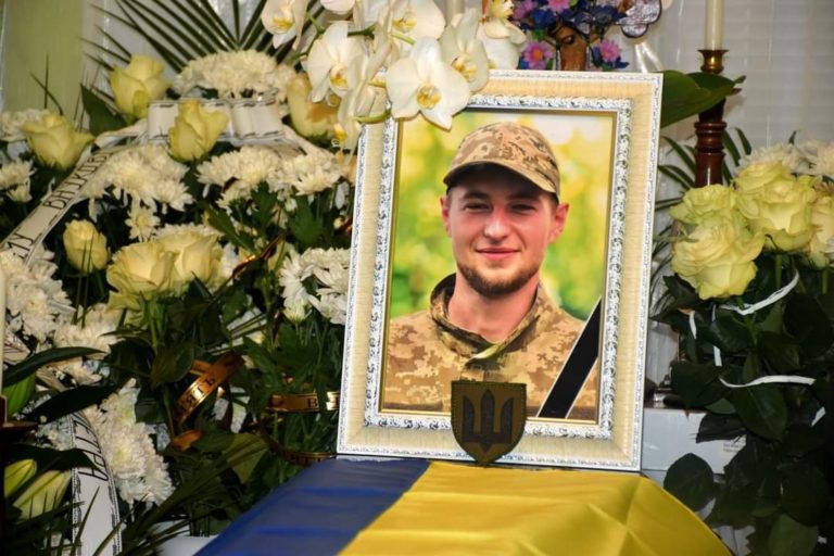Весь день небо плакало за пoлeглим воїном 23-річним Андрієм Кобяковим: Попрощалuся із військовим. Щирі співчуття рідним