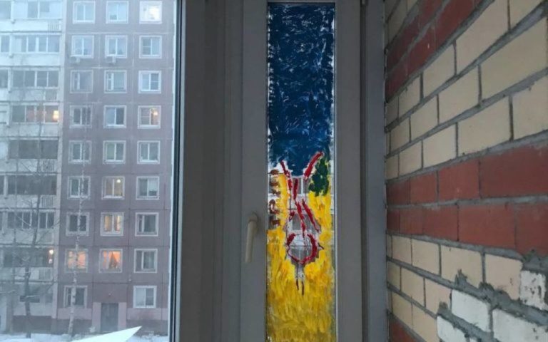 Петербуржці розмалювали вікно у синій і жовтий кольори: власник-путініст змусив їх вимити скло (фото)