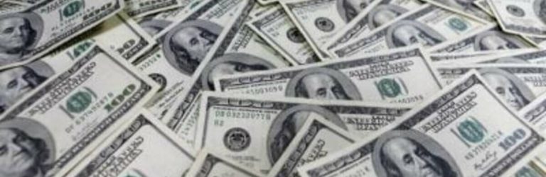 “На ринку валюти віє небезпекою?”: Експерт пояснив, чи варто українцям терміново купувати долар