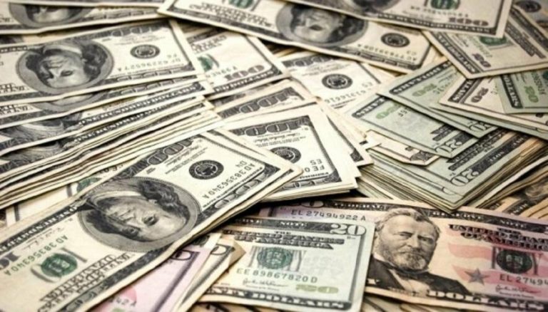 “Українці масово купують валюту, вражаючі зміни в обмінниках наближаються”: експерти про долар і його вартість вже скоро