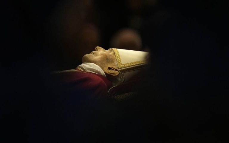 Поховають з монетами та медалями: як у Ватикані прощаються з Папою Бенедиктом XVI (фото)