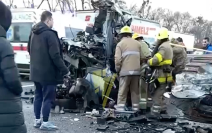 Смертельна аварія на трасі Київ-Полтава: маршрутка влетіла у фуру, перші подробиці