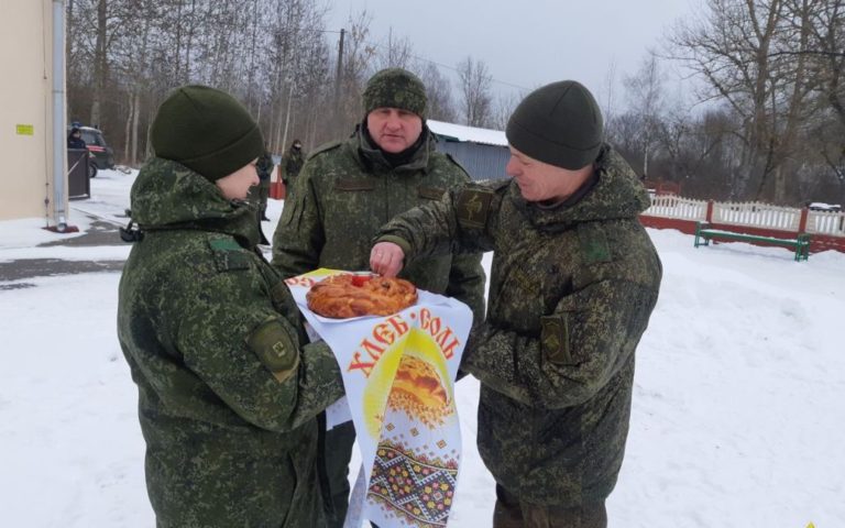 Білоруські військові раді, що російські окупанти прибувають до них, і зустрічають їх із хлібом-сіллю