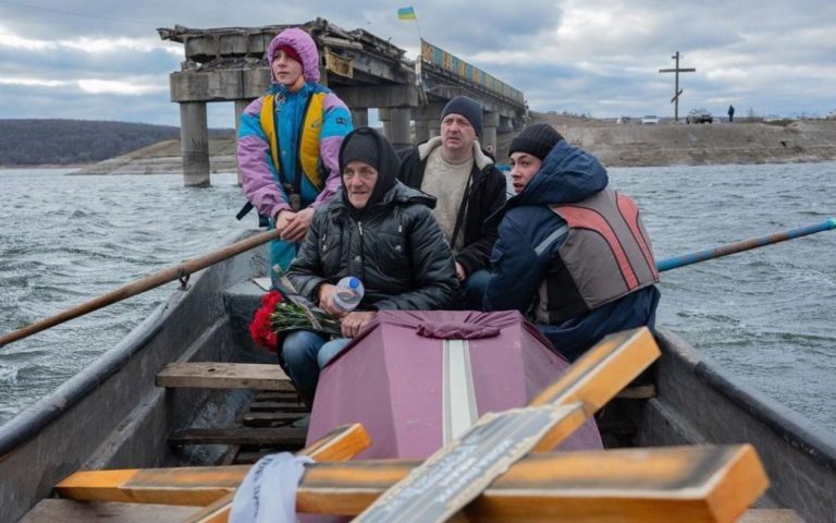 Мати човном везе труну з тілом сина-військового: у Мережі показали болісне фото