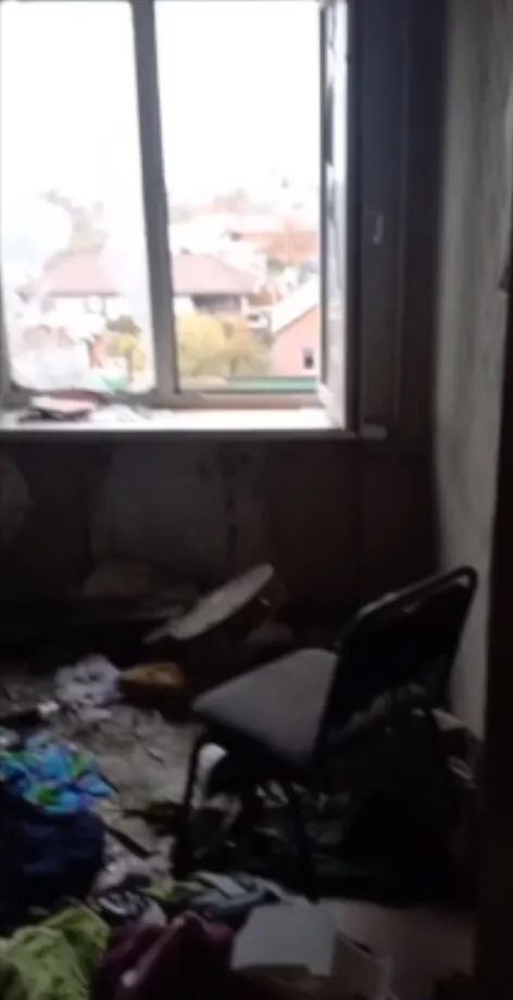 ''Унітаза і ванни немає, меблі винесли'': маріупольці показали вцілілу квартиру, де побували окупанти. Відео