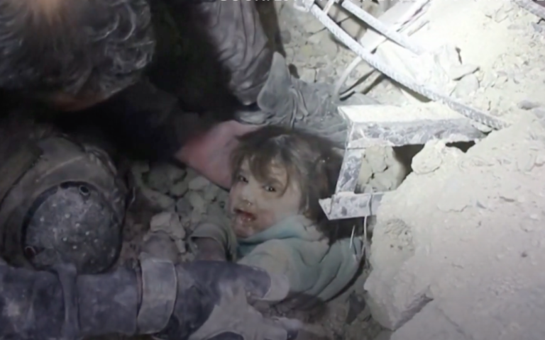 Маленьку дівчинку дістали живою після 12 годин під завалами внаслідок землетрусу в Сирії (відео)