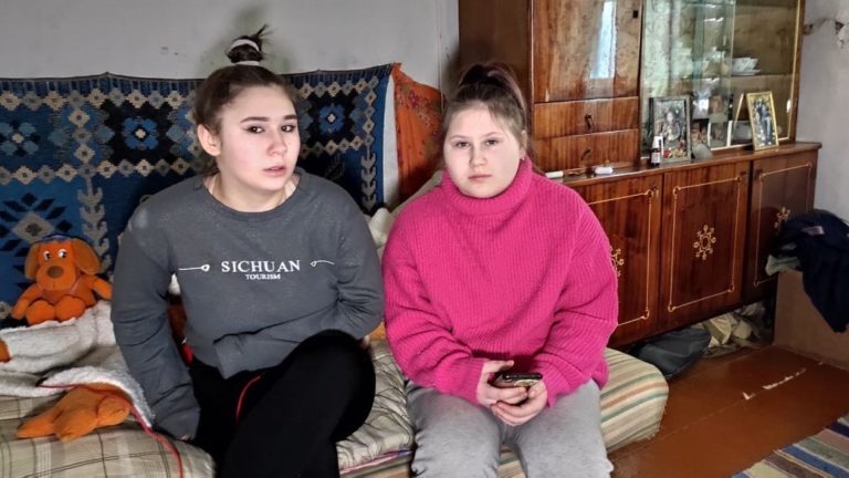Дві осиротілі сестри, яких повернули з Росії, нині живуть на Волині ЕКСКЛЮЗИВНО