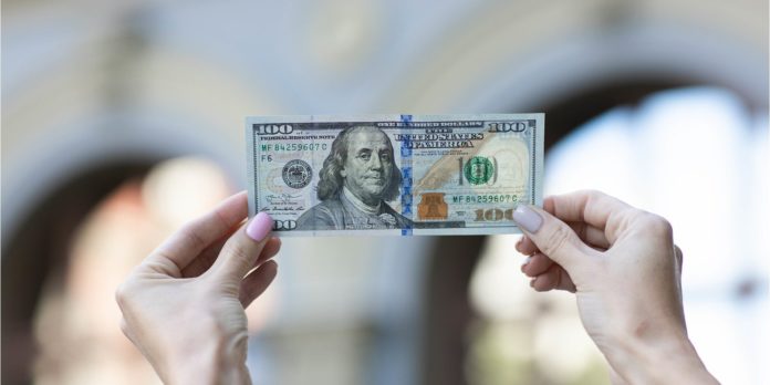 У банках та обмінниках України відмовляються приймати долари: Які банкноти не вийде продати