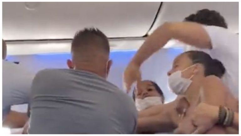 Масова бійка на борту літака: 15 жінок зчепилися за місце біля вікна