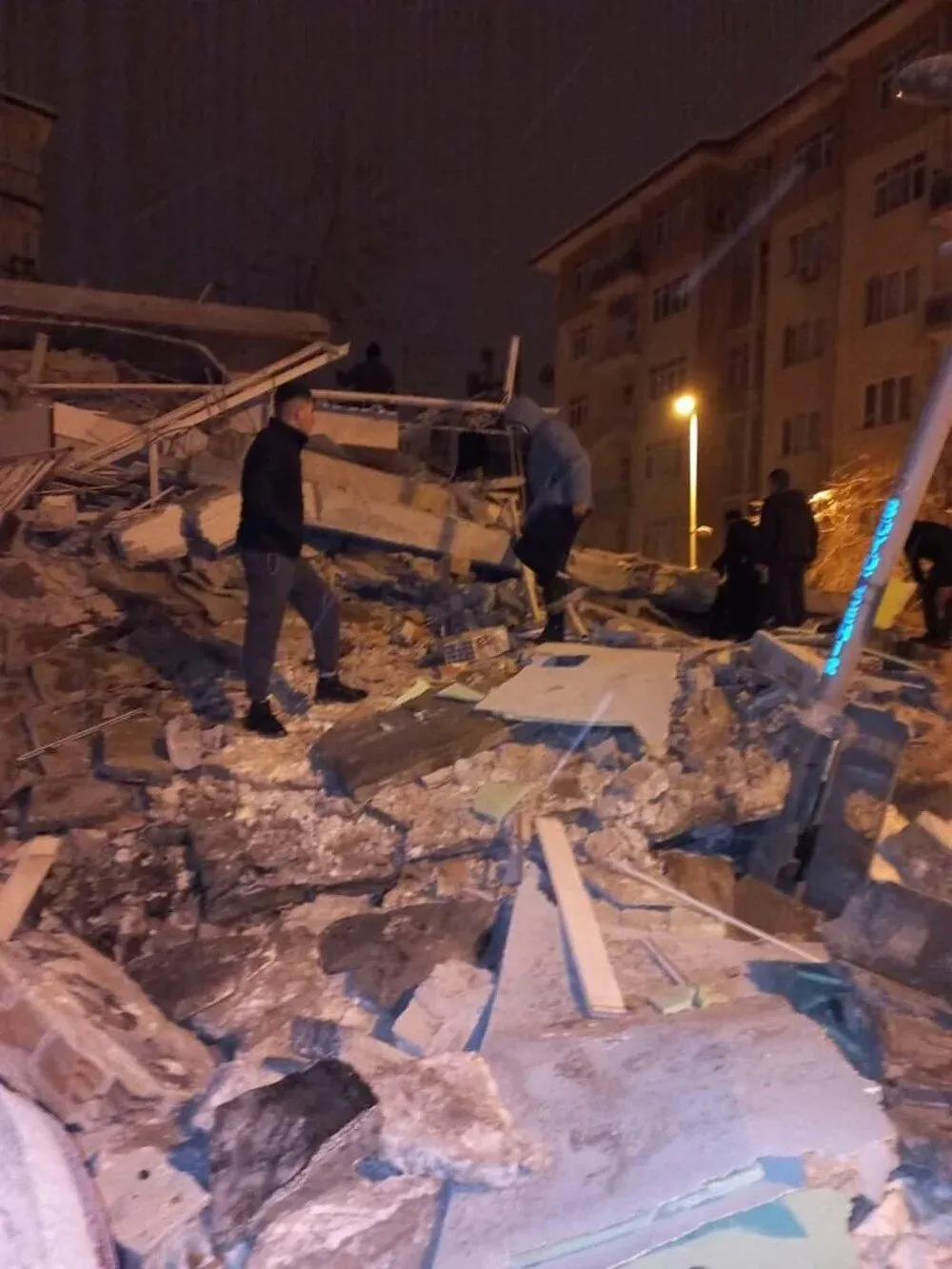 У Туреччині внаслідок потужного землетрусу загинуло понад 1600 осіб, тисячі поранені. Фото й відео