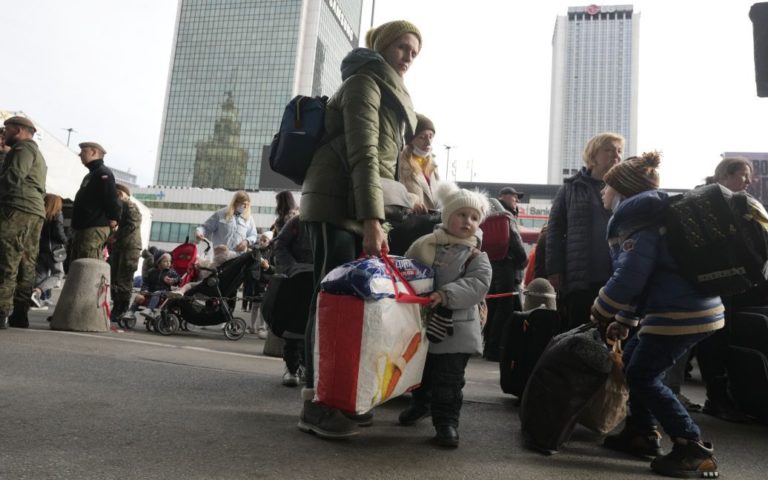 У Польщі українських біженців змушують повернути грошову допомогу: яка причина