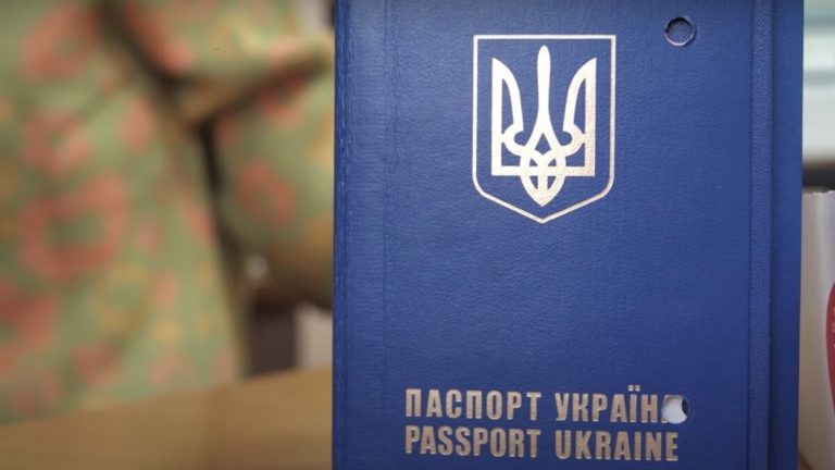 Закордонний паспорт можна викинути: тисячі документів в Україні влада оголосила недійсним. Хто влип