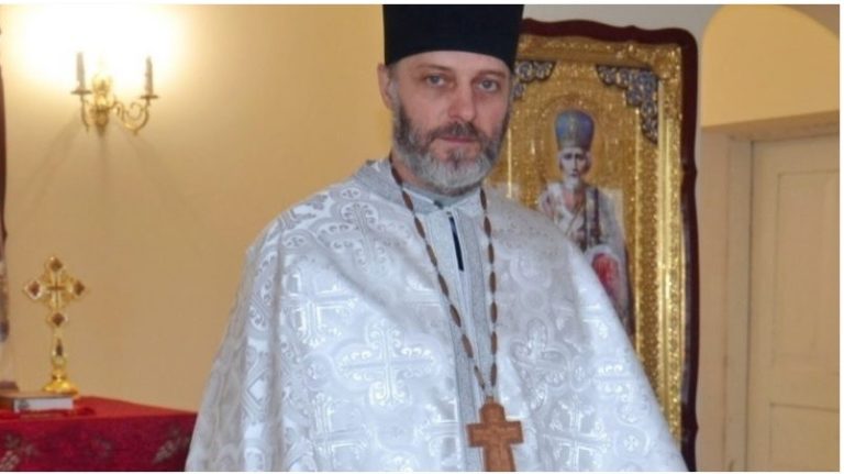 “Жінка в брюках у храмі”: священник розкритикував поширену в українських церквах догму