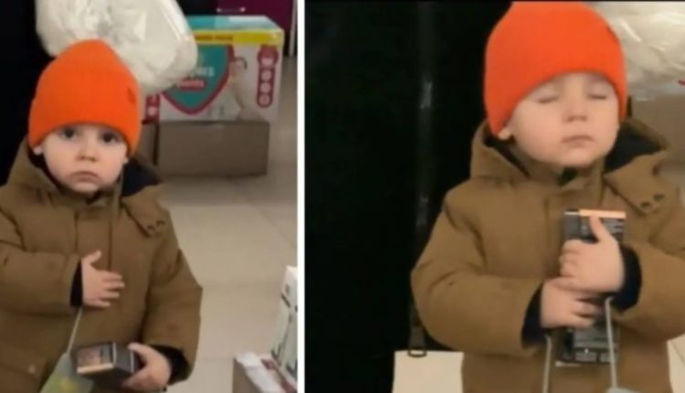 “Я аж розплакалася”: 2-річний хлопчик почув у магазині гімн України і розчулив мережу (відео)