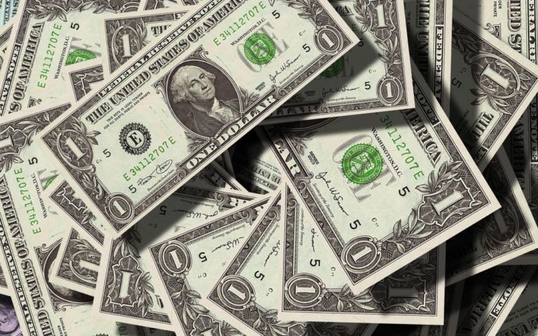 “Не зберігайте гроші під матрацом”: фінансист пояснив, чому зараз варто купувати валюту