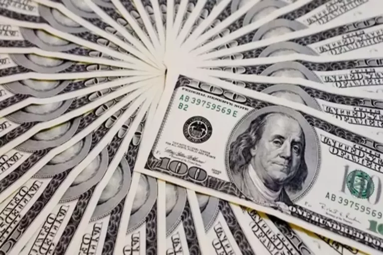 “Долар продовжує стрімко дорожчати”: Експерти пояснили, що відбувається на ринку обміну валют