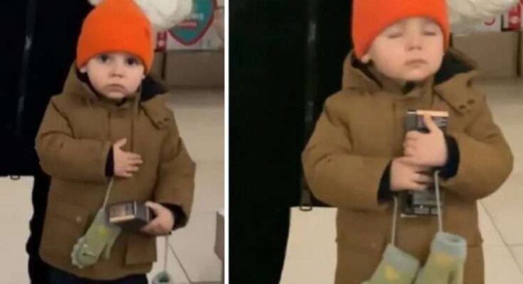 Я аж розплакалася”: 2-річний хлопчик почув у магазині гімн України і розчулив мережу (ВІДЕО)