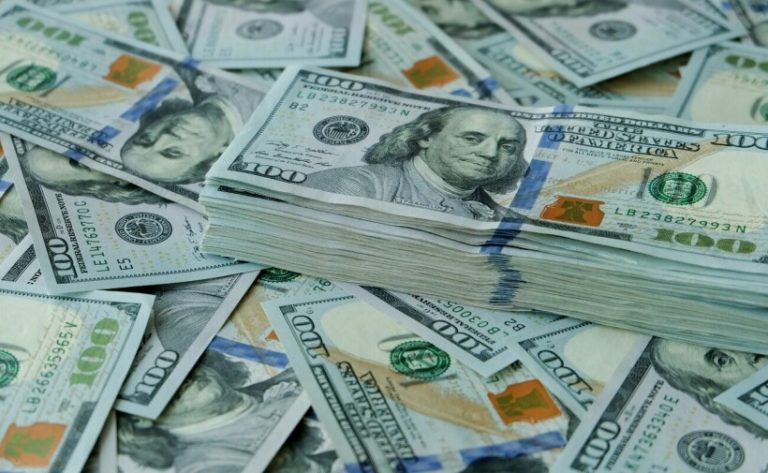“Долар різко здивував українців, аномальна поведінка на ринку валют”: Експерти сказали, чи треба йти в обмінники