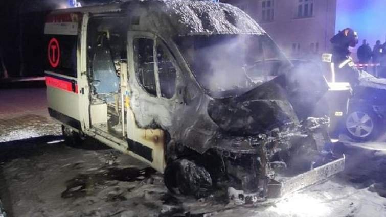 У Польщі згоріли автомобілі швидкої допомоги, призначені для України (ФОТО)