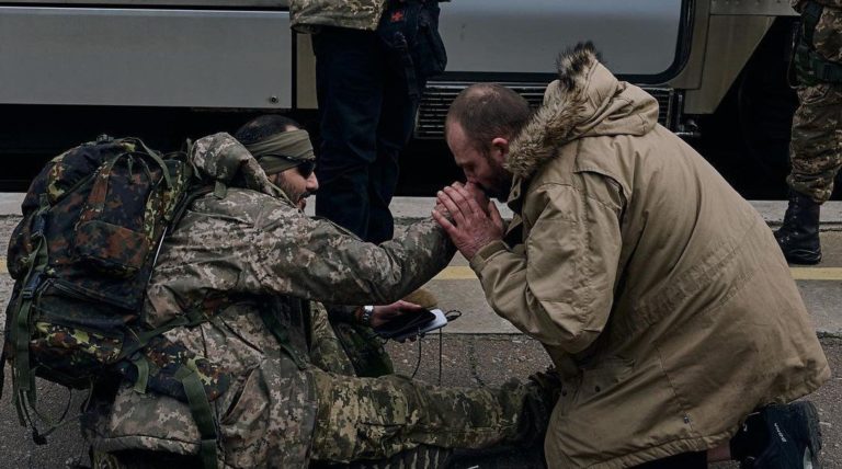 Мережу вразило фото, де цивільний чоловік цілує руки незнайомому воїну ЗСУ в знак пошани (ФОТО)