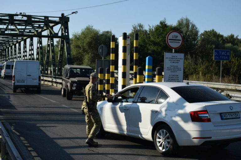 Українцям дозволять ввозити автомобілі за-за кордону без сплати податків: Хто зможе скористатись такою пільгою