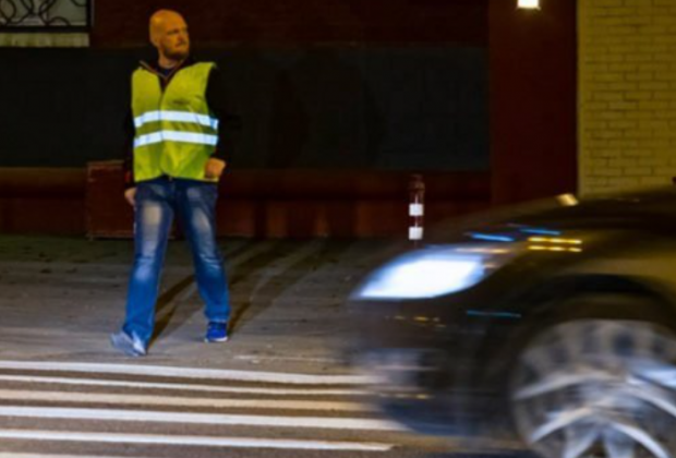 В Україні запропонували штрафувати пішоходів за відсутність світловідбиваючих елементів вночі