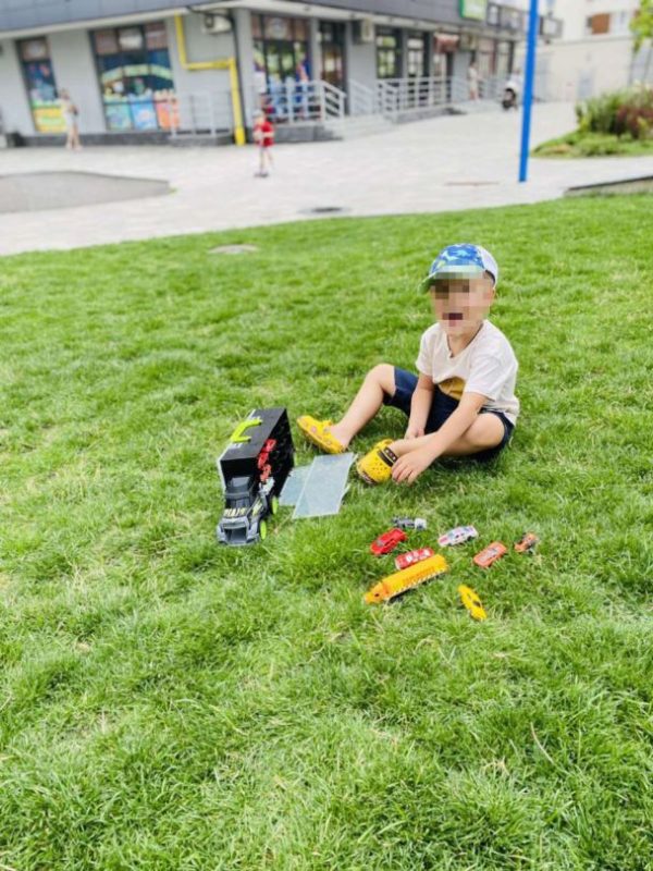 Хлопчик відвідував заняття по футболу, ходив в дитячий садок / фото з сімейного альбому / ©