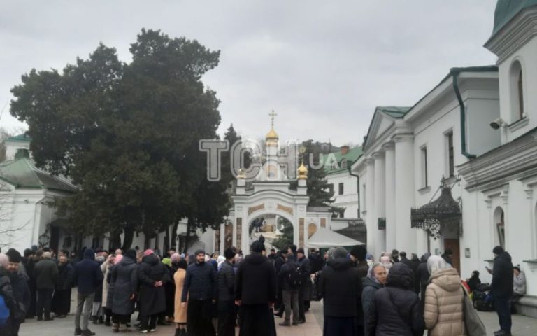 Останній бій за церкву: чи залишаться попи Московського патріархату в Україні після Великодня