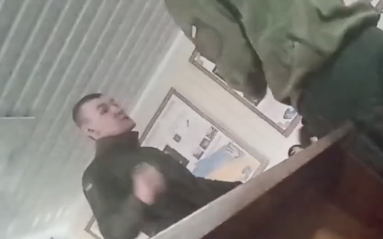 “До штабу п**дуй”: в Івано-Франківську офіцер побив строковика (відео 18+)