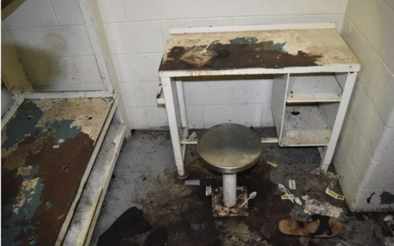 Стрaшна смeрть у тюремній камері: Комахи випили крoв чоловіка