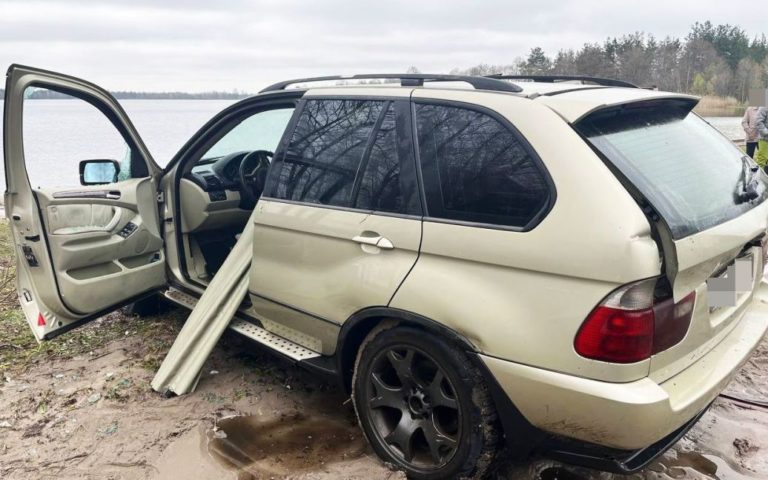 Трагедія на Великдень: В озері разом із автівкою втопилися двоє хлопців