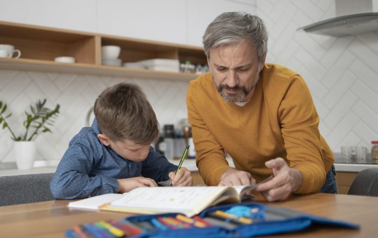 Батьки, готуйтеся: Дітей у школах ще більше завантажать домашніми завданнями