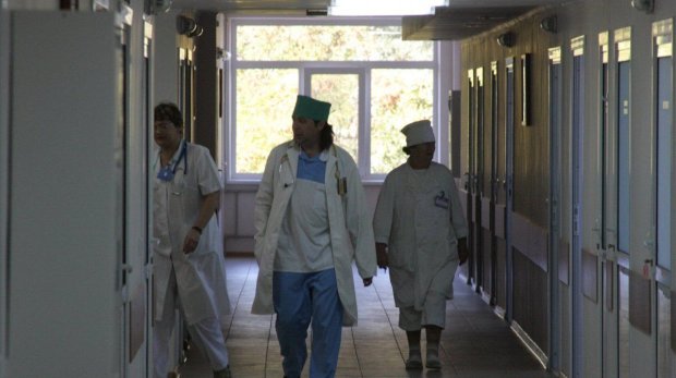 За лікування та ліки платити не потрібно: Влада закликала українців скаржитися на лікарні та поліклініки