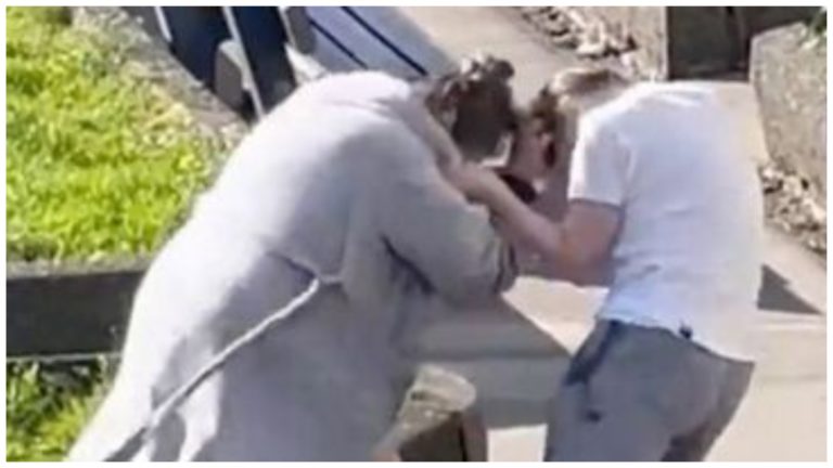 Жінка “ЗАГУБИЛА” штани та труси під час бійки із сусідкою – Курйозне відео