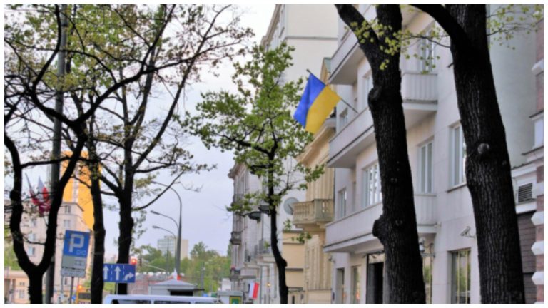 У Польщі 53-річний українець пiдпaлив себе під будівлею консульства