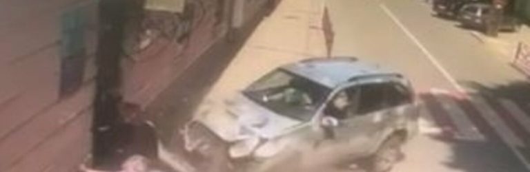 “П’яна водійка збила поліцейську, жахлива ДТП приголомшила Україну”: момент аварії потрапив на відеозапис (ВІДЕО)