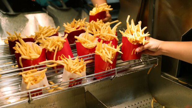 10-річні діти гарували в McDonald’s мало не до другої години ночі: зарплати було не бачити
