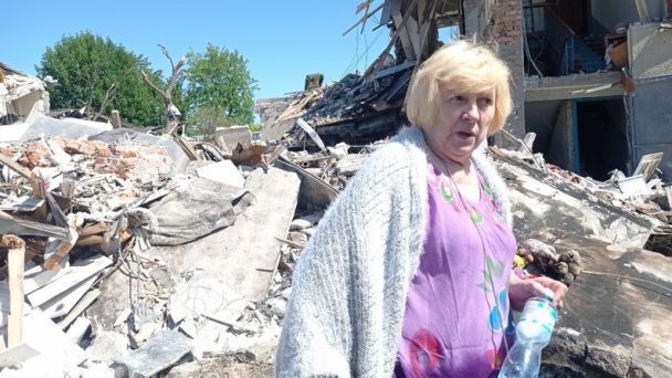 68-річна Валентина на місці свого зруйнованого дому. / © Суспільне