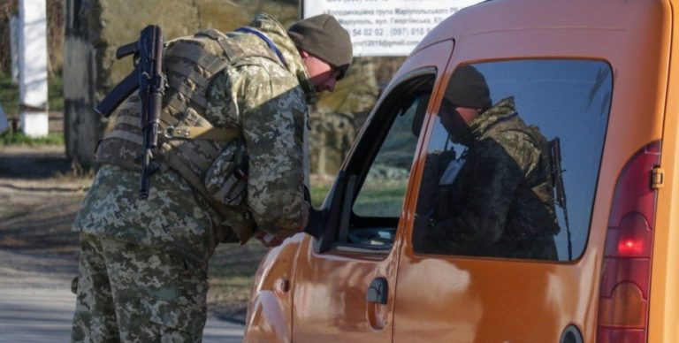 Мобілізація силою: Що робити, якщо співробітники ТЦК відбирають телефони та особисті речі