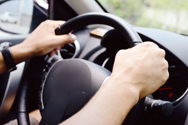 Водії у паніці: Через телефон у машині забирають права