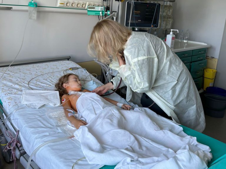 “Смертю смерть подолав”. Вперше в Україні 6-річній дитині пересадили серце