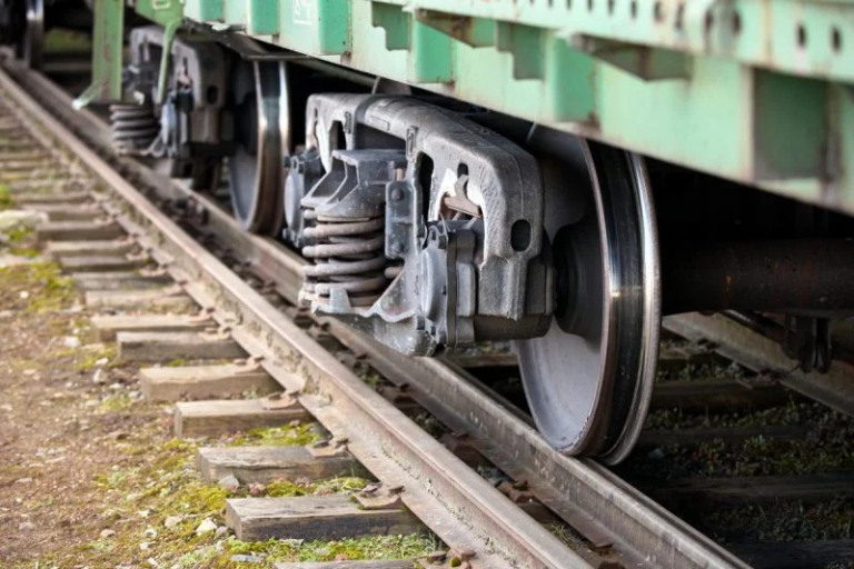 На залізничному переїзді авто з людьми потрапило під потяг: загинула сім’я