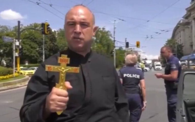 У Болгарії “священник” з хрестом накинувся на кортеж Зеленського: Ким виявився провокатор (відео)
