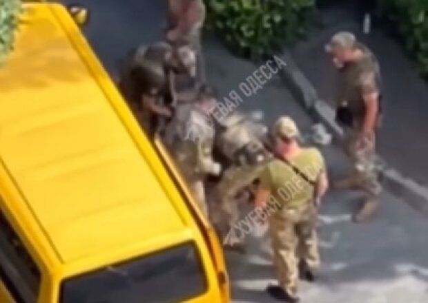 Жорстоко побили та “запакували” в автобус: в Одеському ТЦК прокоментували поведінку військових