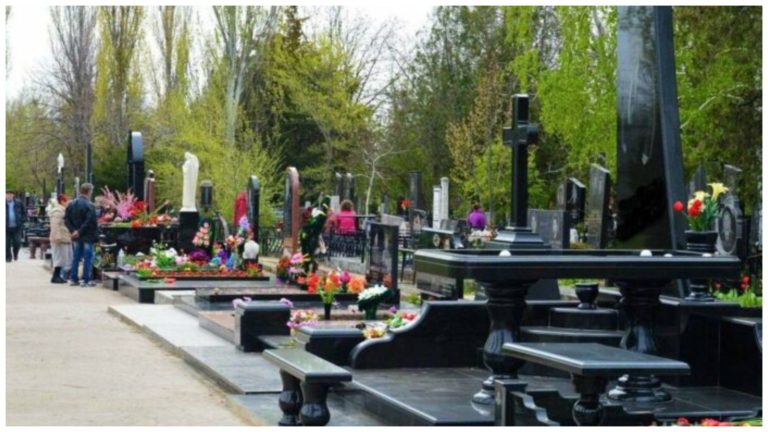 В українському місті запустили систему бронювання місць на кладовищах